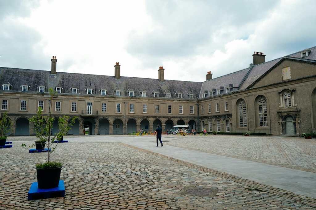 unsplash_bT2LnMvt0c8_heritage building courtyard