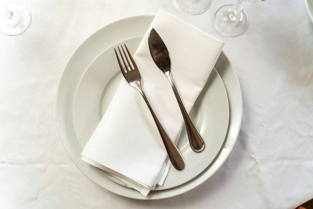 unsplash_YNwOnhdmHb0_cutlery table setting