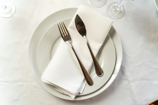 unsplash_YNwOnhdmHb0_cutlery table setting