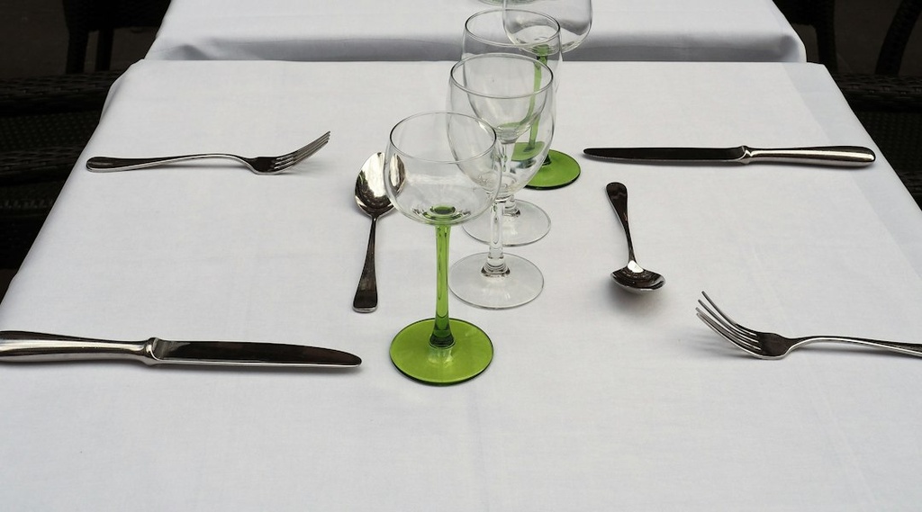 unsplash_Srm9V2U6l7U_cutlery table setting
