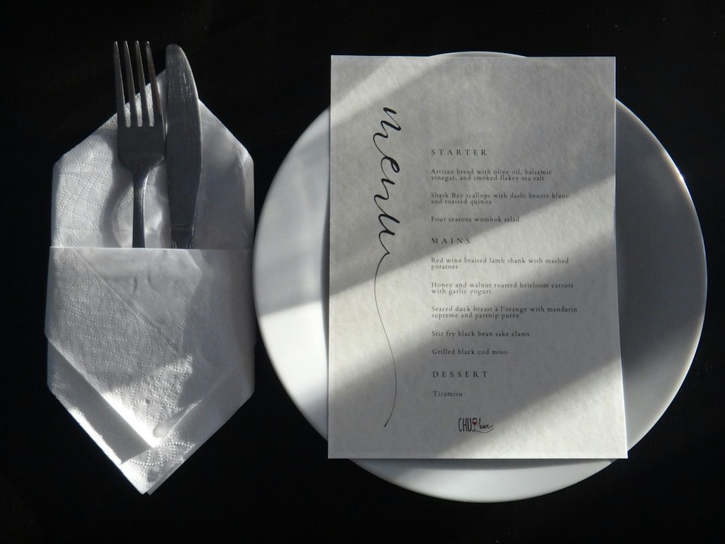 unsplash_IVj7aVIi0zM_cutlery table setting
