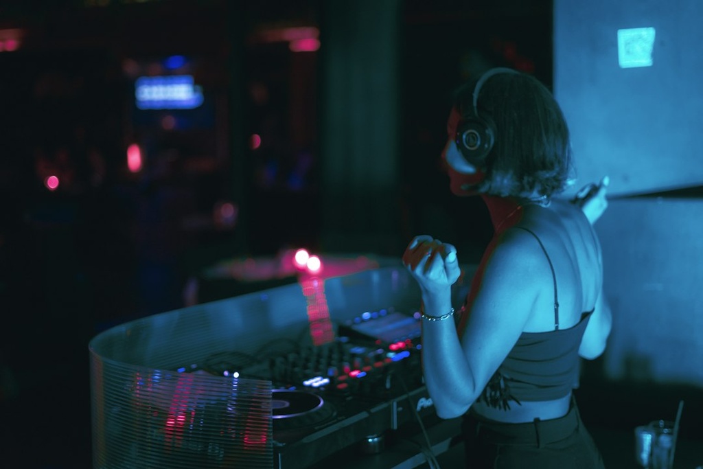 unsplash_XPGKF8IFSUQ_dj party