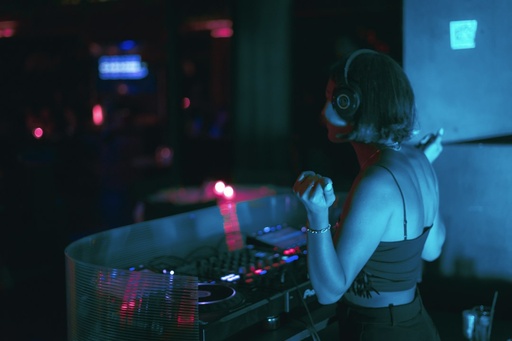 unsplash_XPGKF8IFSUQ_dj party