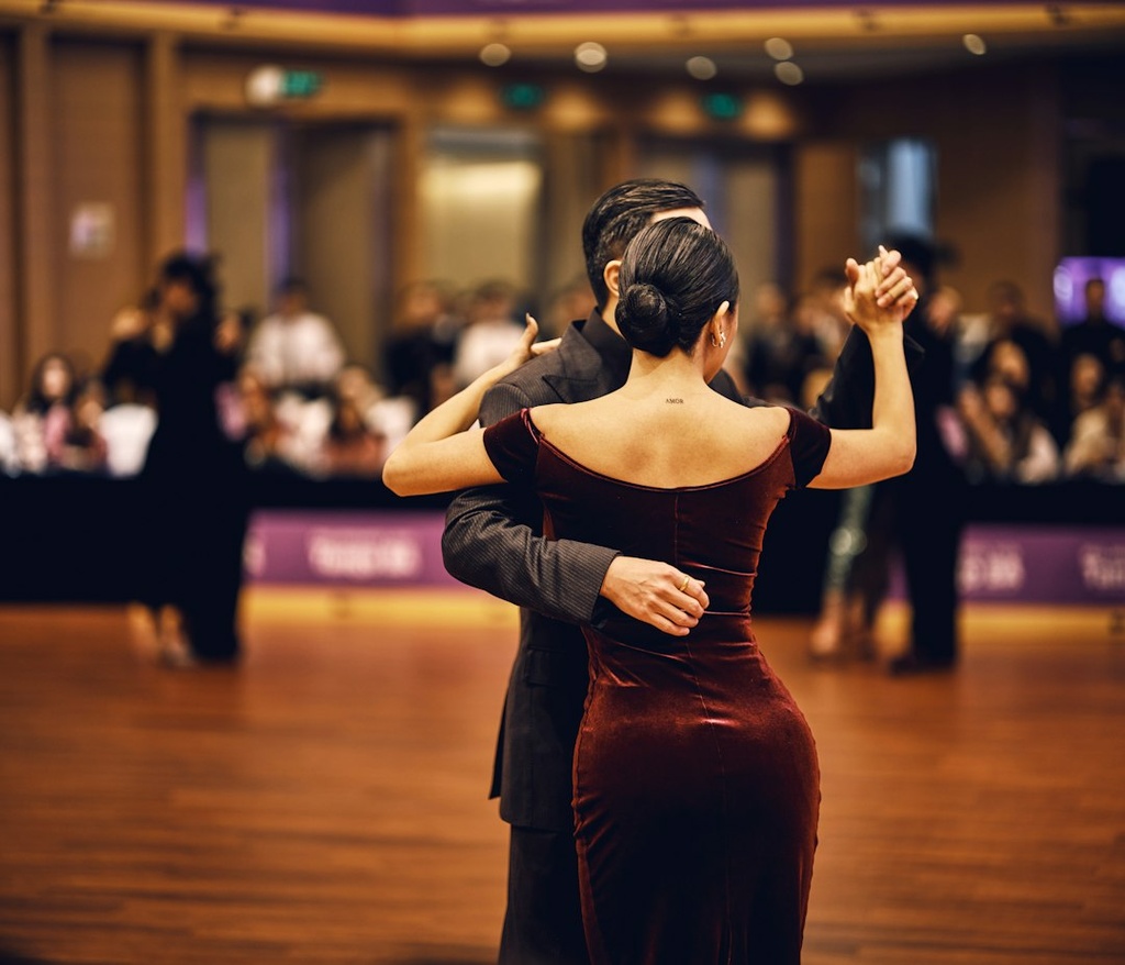 unsplash_wAppkx0aj4A_dance floor wedding