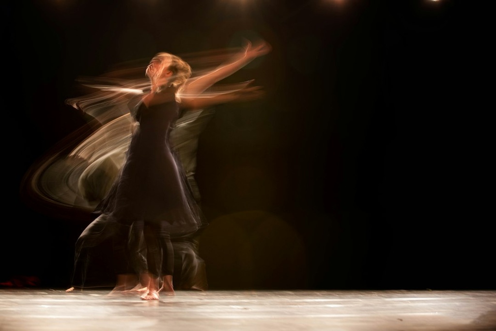 unsplash_KHipnBn7sdY_dancers performance