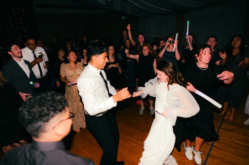 unsplash_0CklaCuehpc_dj wedding party