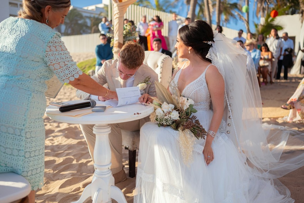 unsplash_0QVG5M2Rhew_wedding planner working