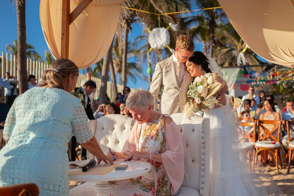 unsplash_nmn3-vGXmOQ_wedding planner working
