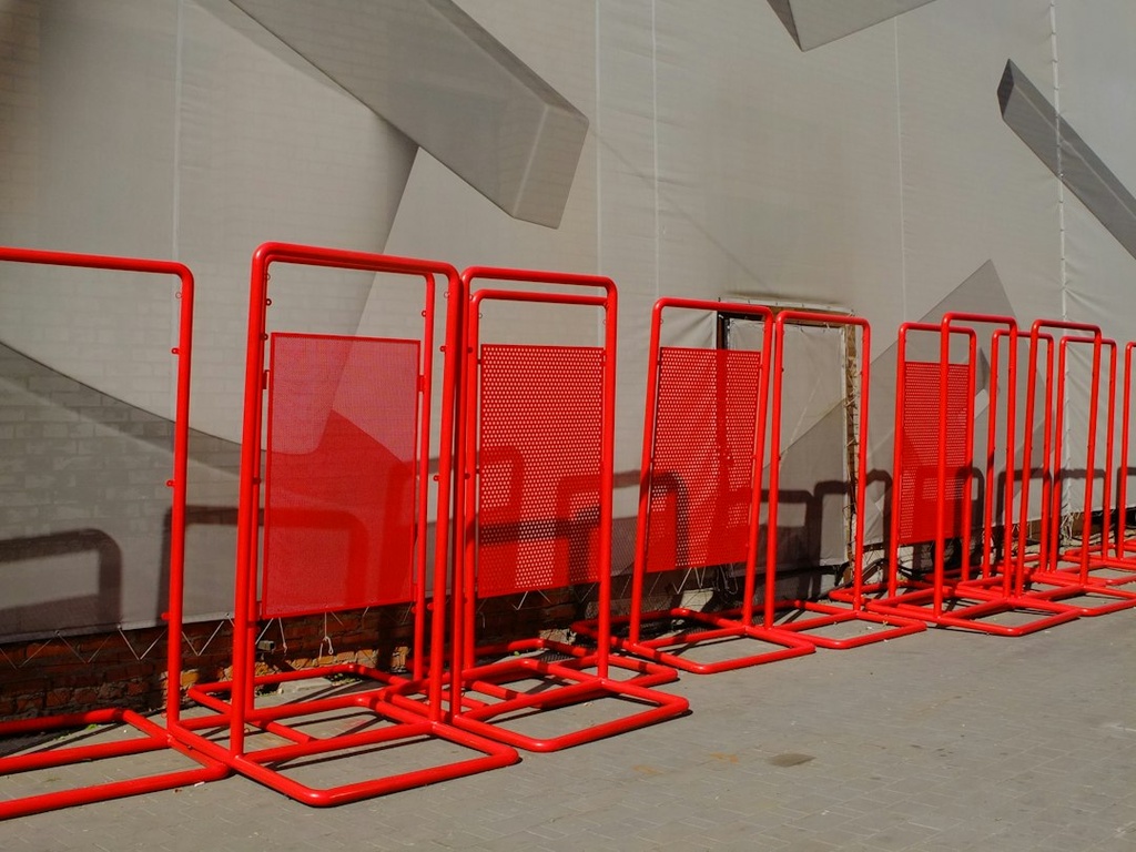 unsplash_0J7xjXGT9ak_crowd control barrier