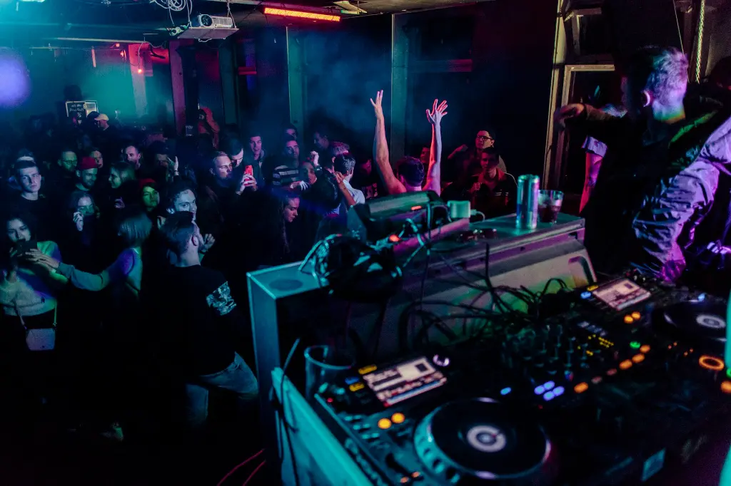 unsplash_DPspiXW2zWg_DJ.jpg.jpg.jpg.webp
