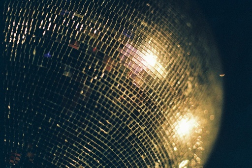 unsplash_OBEqGR1AeT4_disco lights party