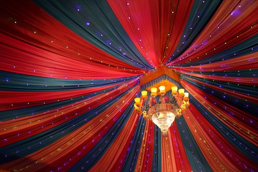 unsplash_hRcJt9QnbdI_wedding ceiling draping