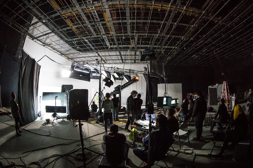 unsplash_br2HgQuvq6I_stage crew setup