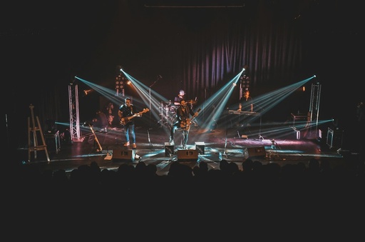 unsplash_uQvgXNH6vBg_stage crew setup