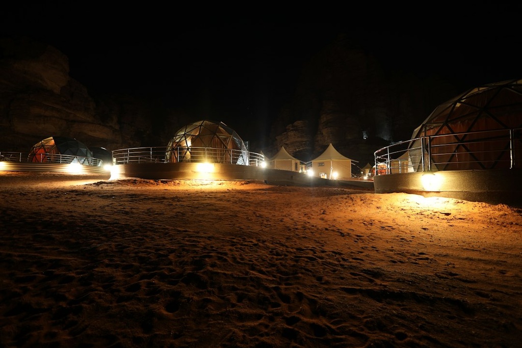 unsplash_EElsYQmh8ZU_dome tent event