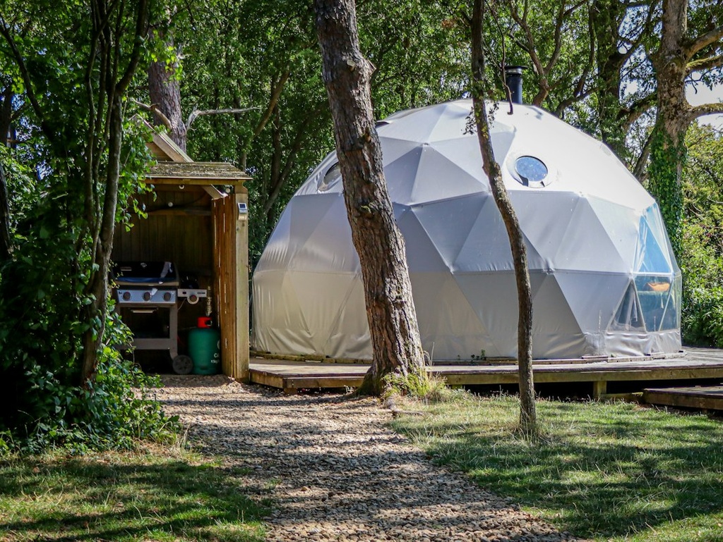unsplash_UsCKXj54Q0A_geodesic dome tent