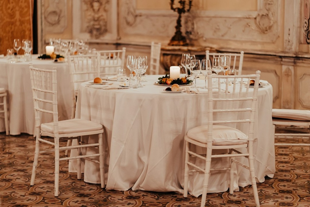unsplash_jidekhfidA4_banquet tables chairs