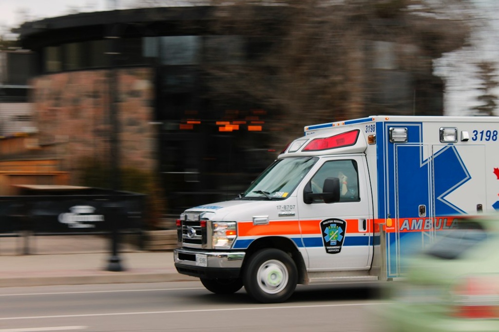 unsplash_V5nq6u-Ce_U_paramedic ambulance