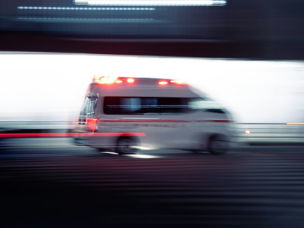 unsplash_UmqF84xPUX4_paramedic ambulance
