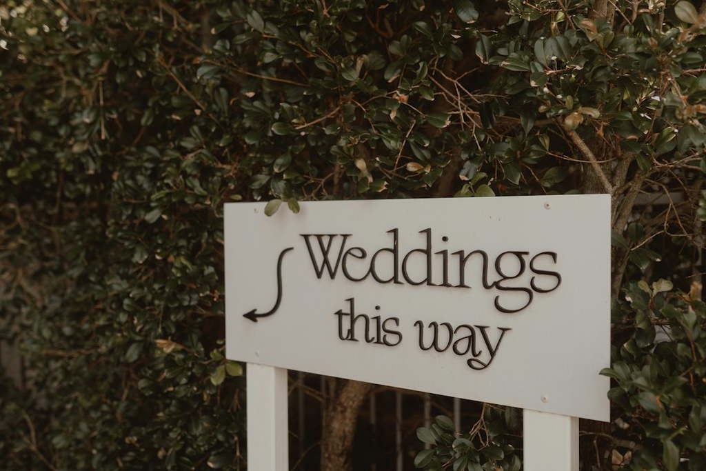 unsplash_lmNFbphyPHI_wedding welcome sign