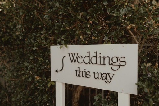 unsplash_lmNFbphyPHI_wedding welcome sign