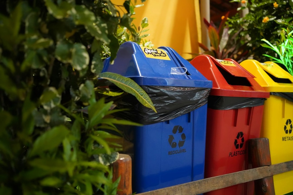 unsplash_tAJLuu1eda0_recycling bins event