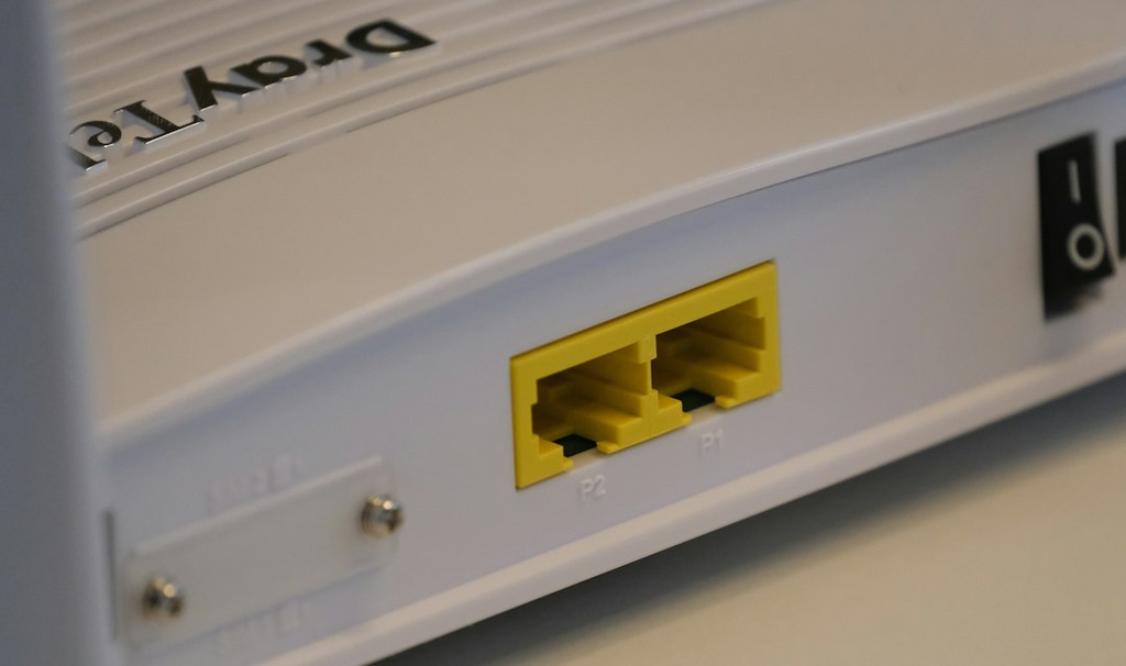 unsplash_2H06IWVVpiQ_wifi router conference