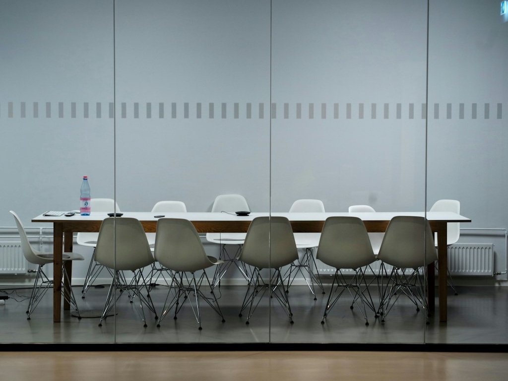 unsplash_ULh0i2txBCY_boardroom meeting