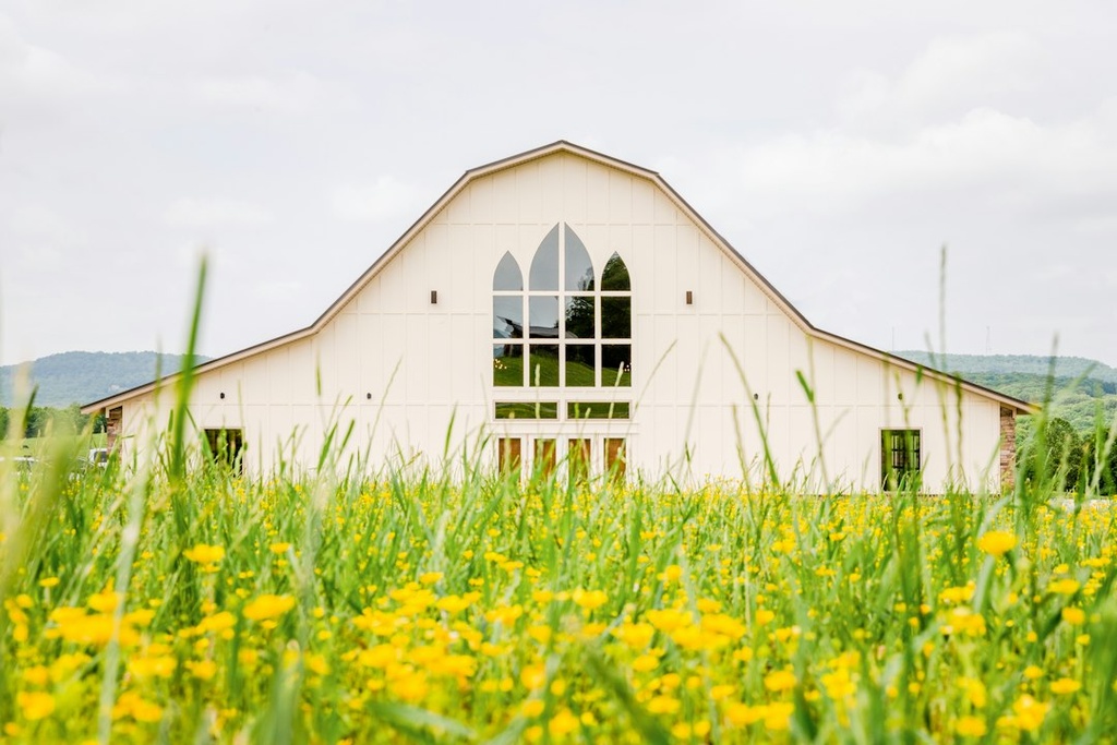 unsplash_skEQzYNarWs_barn wedding venue
