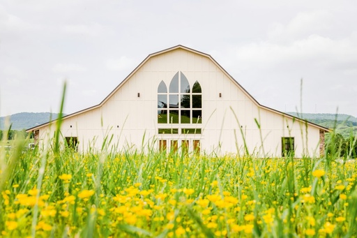 unsplash_skEQzYNarWs_barn wedding venue