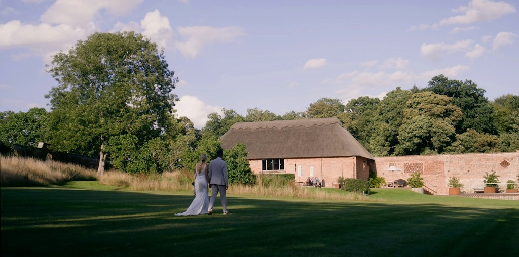 unsplash__UM-rpLV9Ts_barn wedding venue
