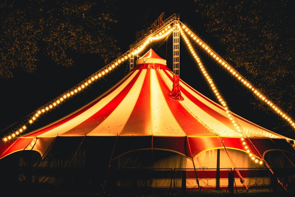 unsplash_4GiRohKfs3w_circus tent