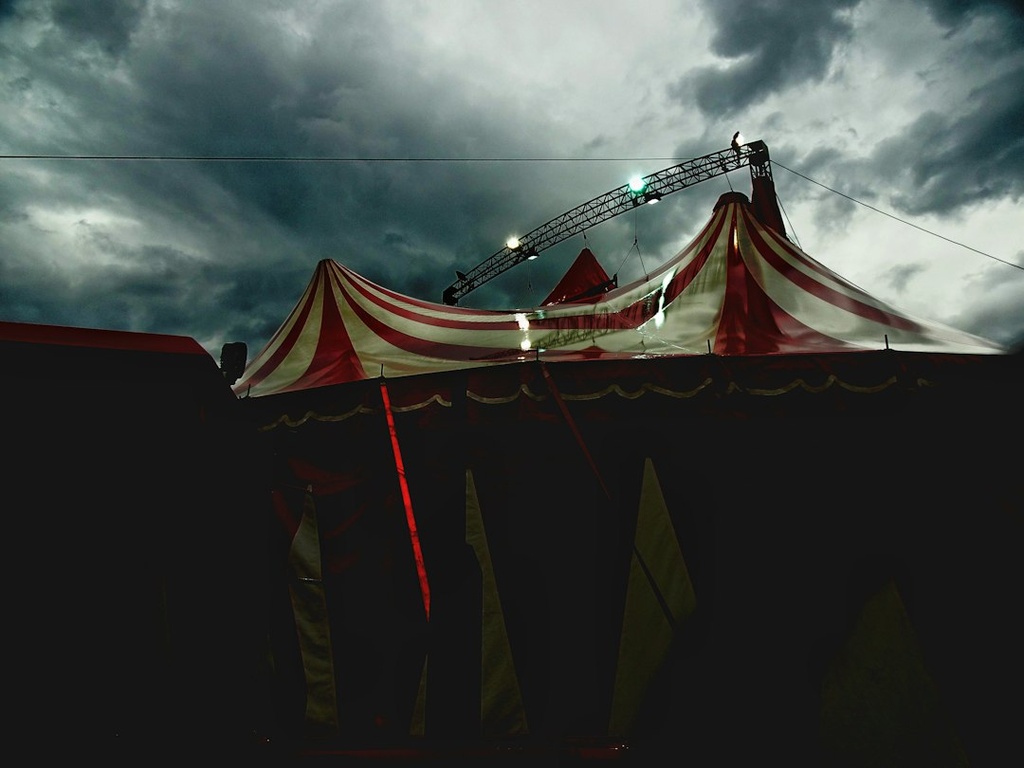 unsplash_mjKx37UGwLM_circus tent