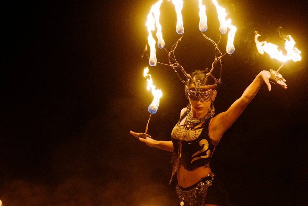 unsplash_C0OKgKlksCY_fire dancer