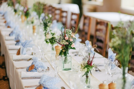 unsplash_O38Id_cyV4M_wedding flowers table