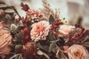 unsplash_Yc-W6KbAkzc_wedding flowers table