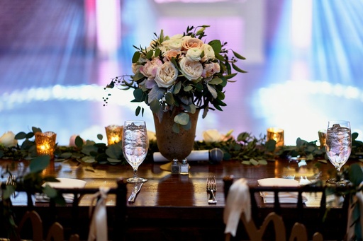 unsplash_pWlaL9bALzw_wedding flowers table