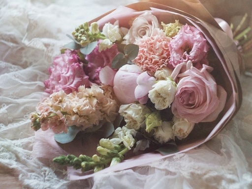 unsplash_Zk453U_xIuA_flower bouquet delivery