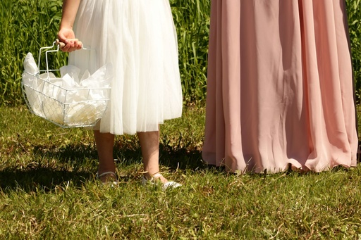 unsplash_i7mgsaqqJC8_flower girl wedding