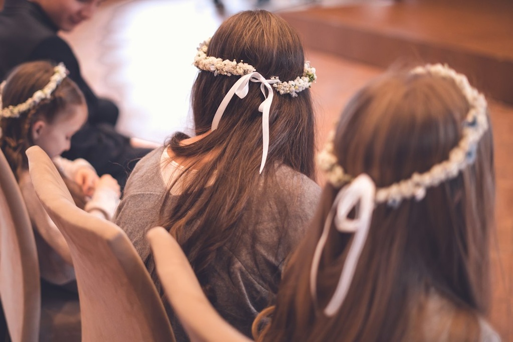 unsplash_IB42qylKJMw_flower girl wedding