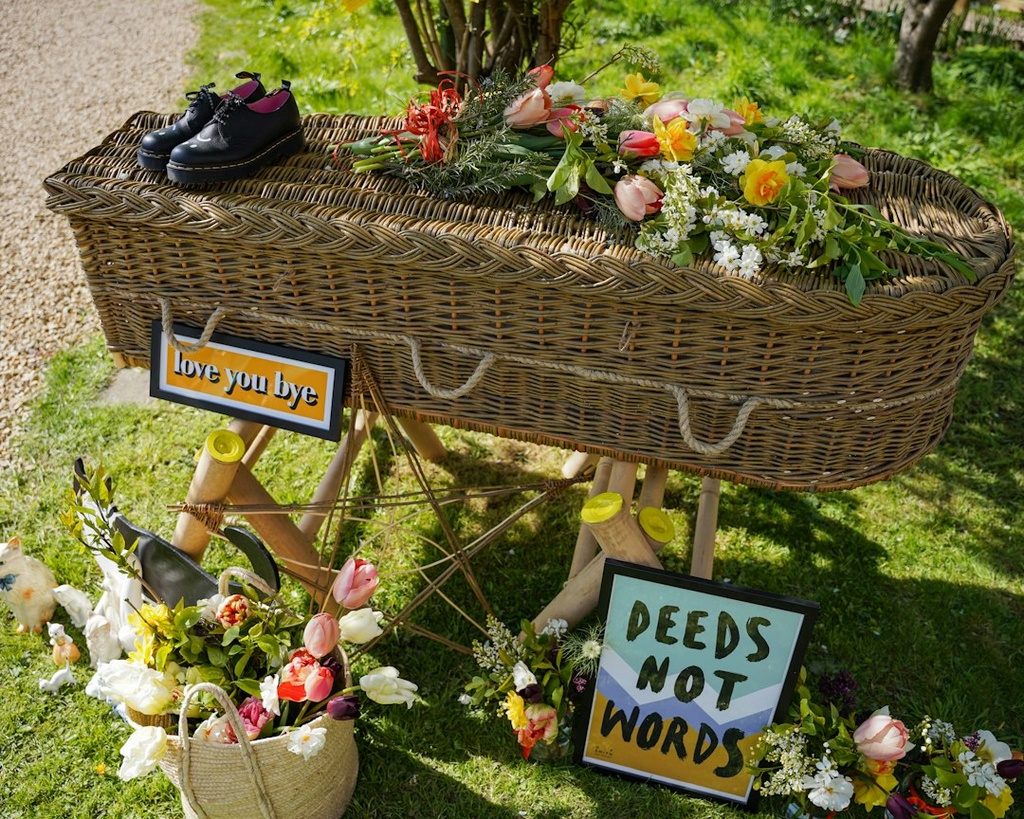unsplash_dGzJz8CpJVQ_funeral service flowers