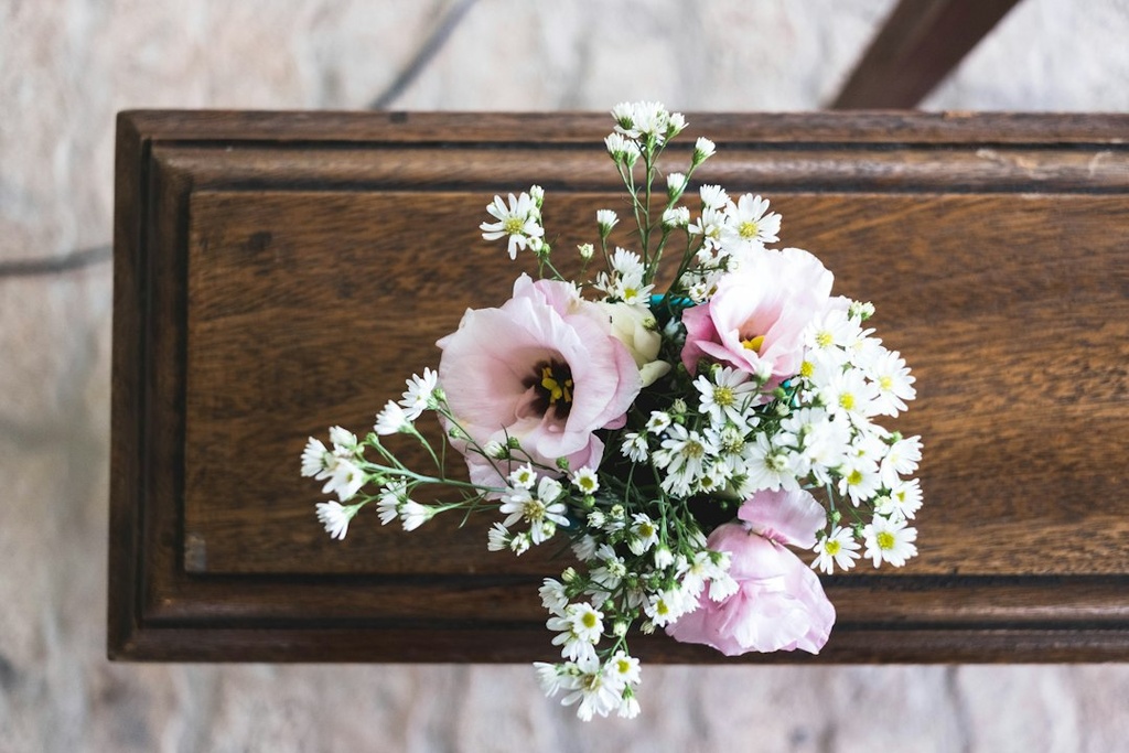 unsplash_mibn6LLm9kA_funeral service flowers
