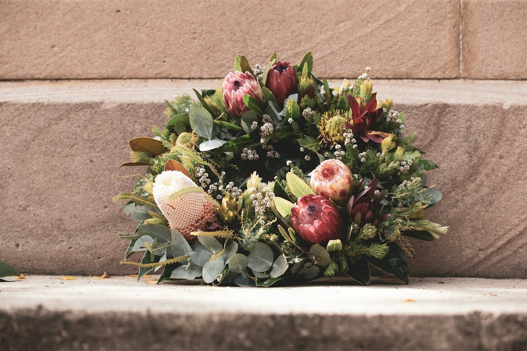 unsplash_kK3G6WTYSfU_memorial service flowers