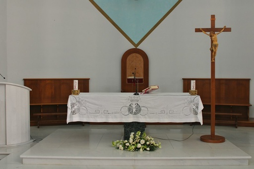 unsplash_24U_BCoDBbg_funeral church flowers