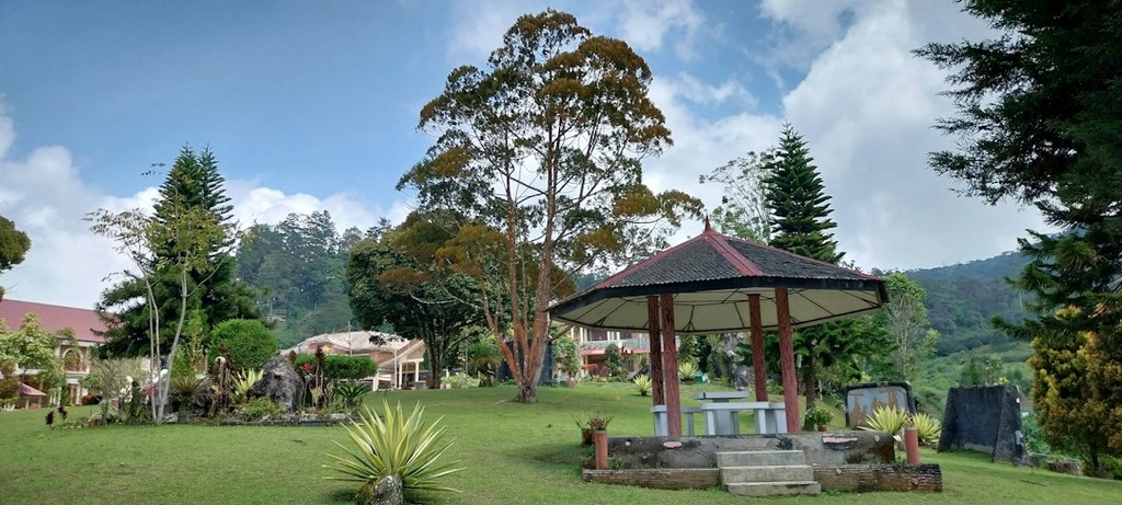 unsplash_CapWSFXZ2jI_garden gazebo