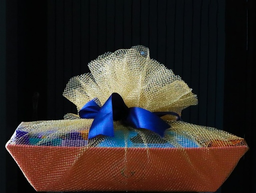 unsplash_rUrNMppwEuM_gift hamper