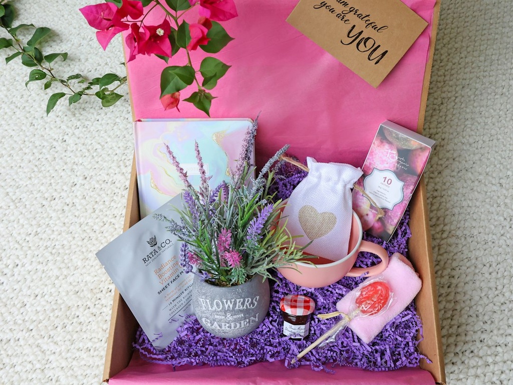 unsplash_8OXLS7aA2Oc_gift hamper