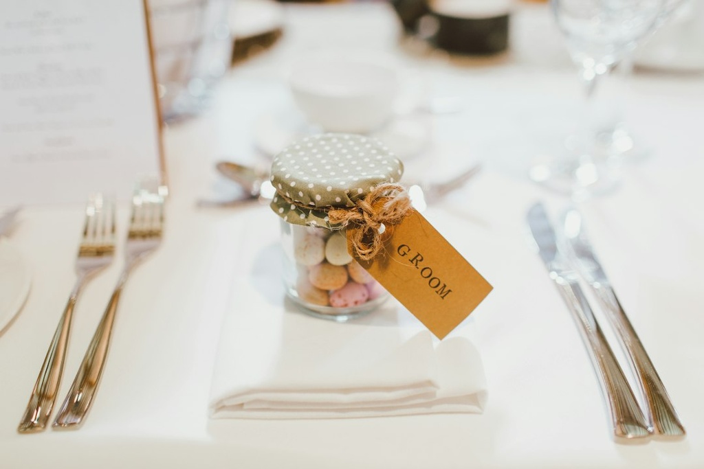 unsplash_CgR5Ey7LNAE_wedding gift table