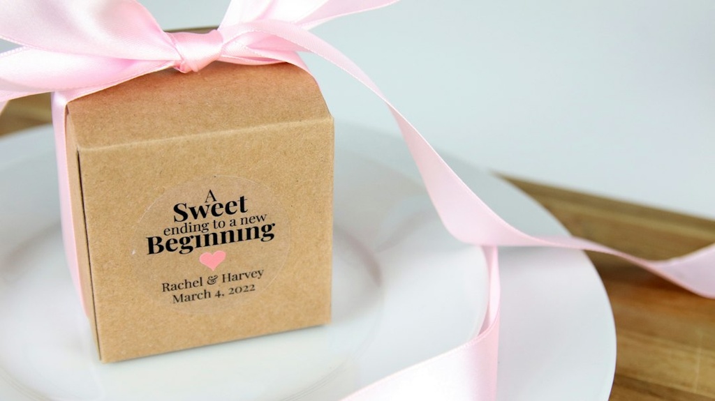 unsplash_N8kUeq6Mmg4_wedding gift table