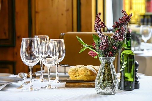 unsplash_k0wvSVWwcAo_wine glasses table setting